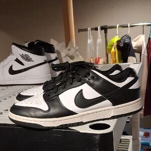 Nike Men's Black and White Low-Top Sneakers